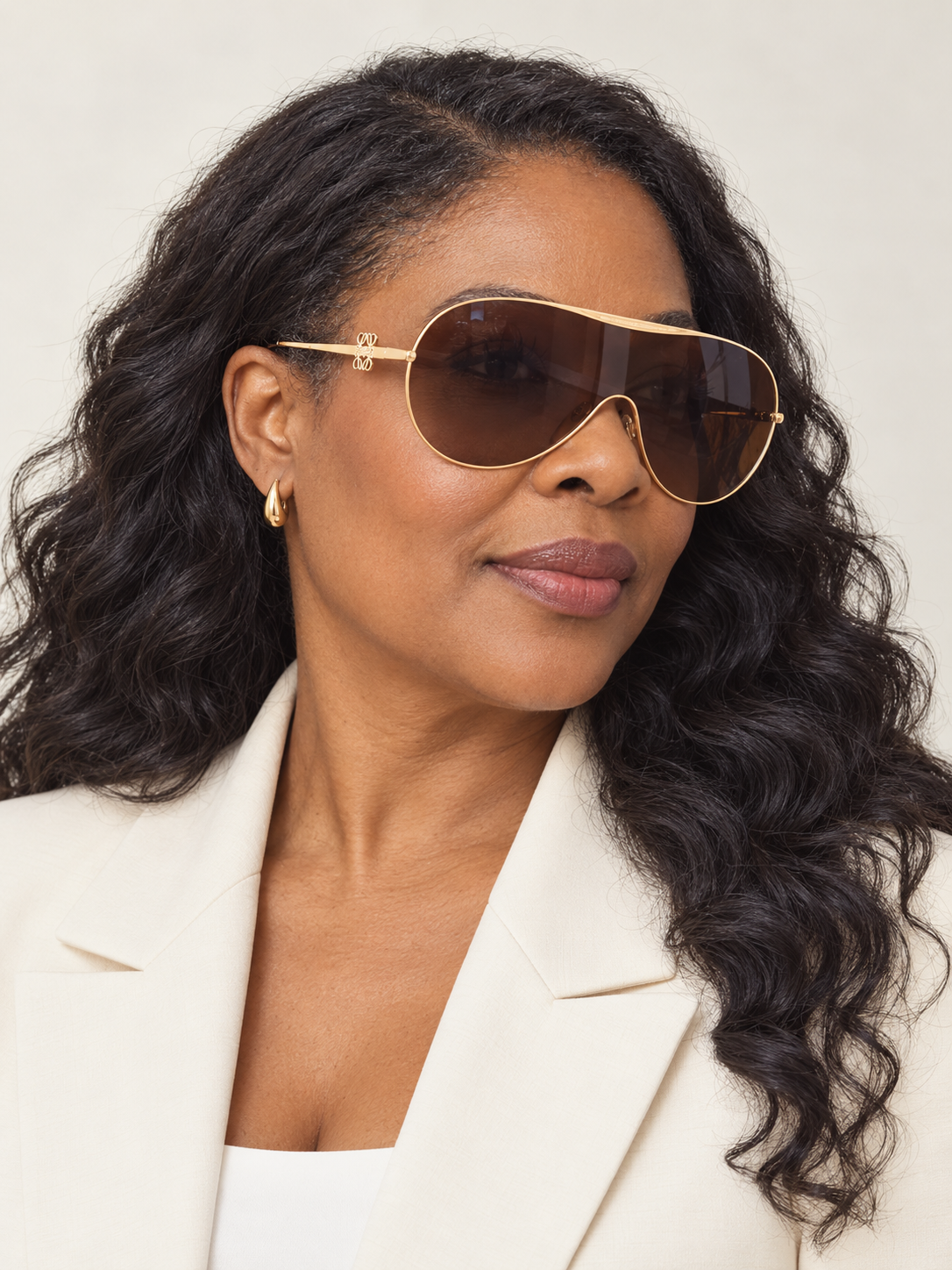 Lunettes aviateur à monture dorée — style Loewe