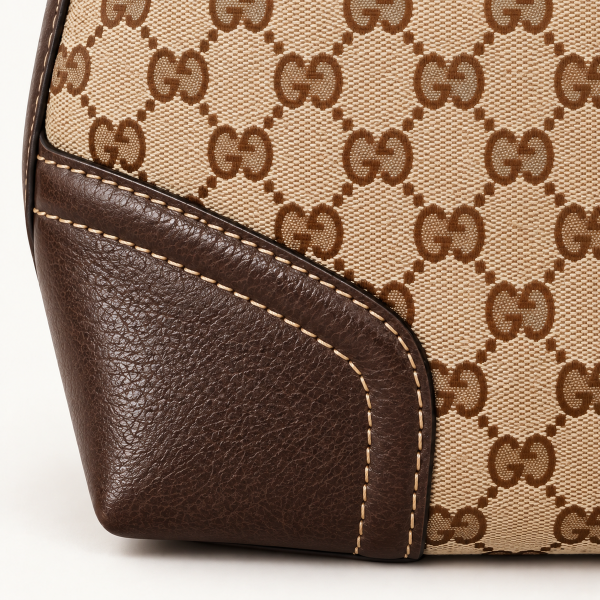 Détail des coutures et de la toile du sac Gucci